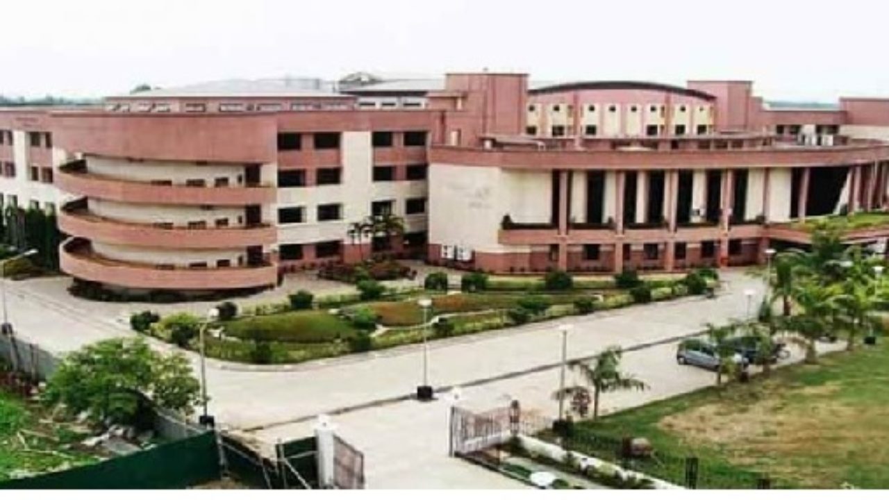 Delhi Public School, review